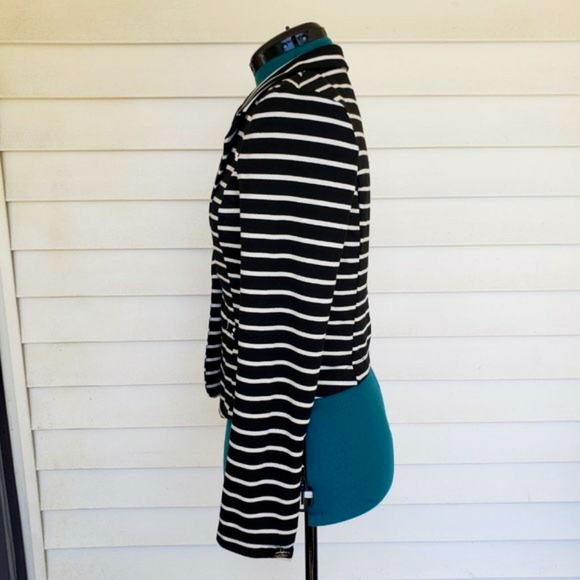 B&W Stripped Cropped Blazer - Picture 6 of 9